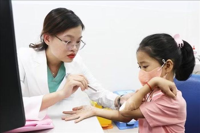 Bác sĩ Bệnh viện Da liễu thành phố Huế khám cho người bệnh bị viêm da tiếp xúc do kiến ba khoang.