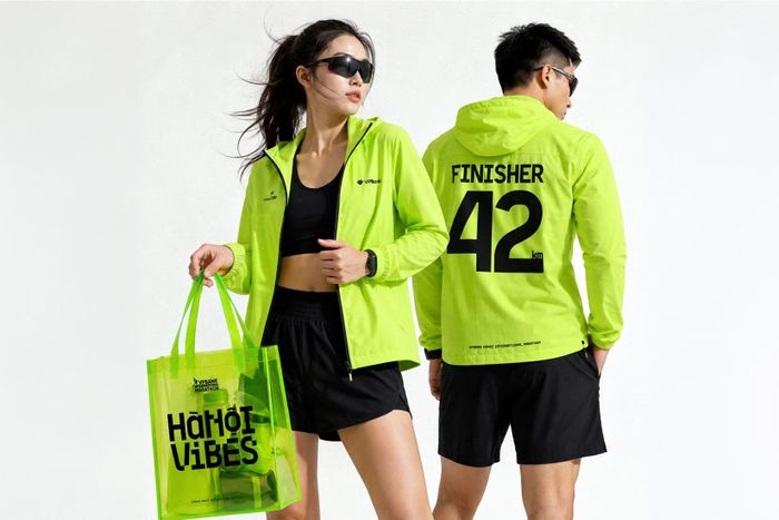 Áo khoác dành cho Finisher lần đầu xuất hiện tại VPBank Hanoi International Marathon. Ảnh: BTC