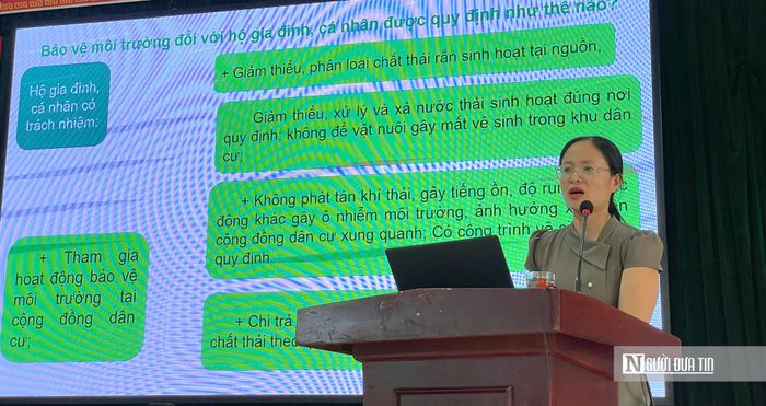 Bà Nguyễn Thị Bích Vân, báo cáo viên Phòng Kinh tế xã Chiên Đàn, hướng dẫn người dân cách phân loại rác thải sinh hoạt tại nguồn.