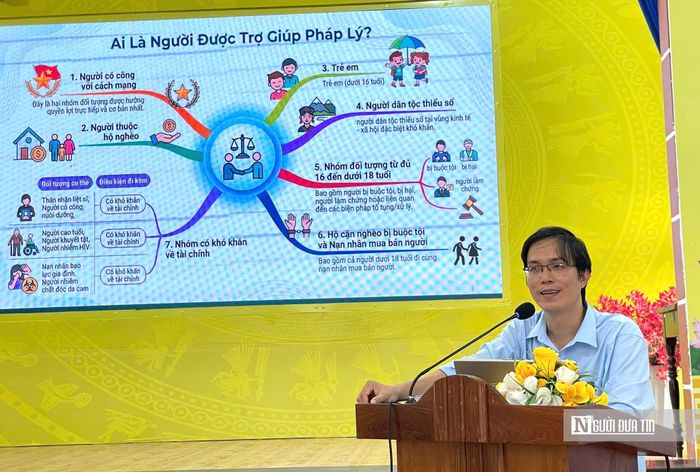 Ông Lương Đình Nam, quyền Giám đốc Trung tâm Trợ giúp pháp lý nhà nước số 2 thành phố Đà Nẵng, giới thiệu chính sách trợ giúp pháp lý miễn phí tại xã Quế Sơn Trung.