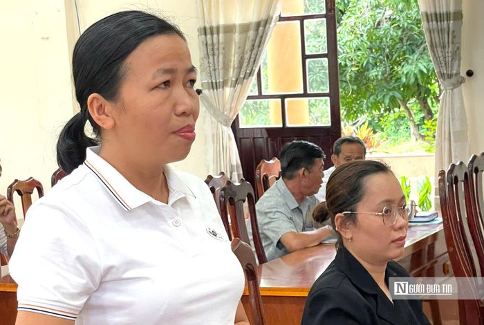 Người dân trao đổi những vướng mắc trong đời sống và được các luật gia hướng dẫn các thủ tục pháp lý cần thiết.