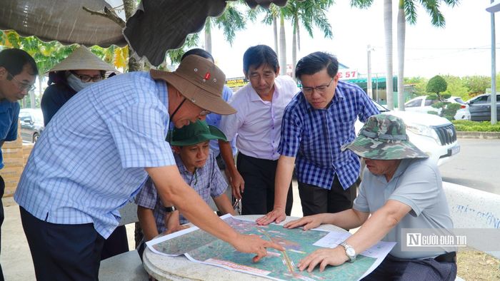 Ông Nguyễn Minh và Võ Ngọc Hiệp, Phó Chủ tịch UBND tỉnh Lâm Đồng cùng lãnh đạo sở, ngành, đã trực tiếp kiểm tra, xem bình đồ hướng tuyến dự án đường từ ngã tư Lê Duẩn – Trường Chinh đến nút giao cao tốc và quỹ đất hai bên đường.