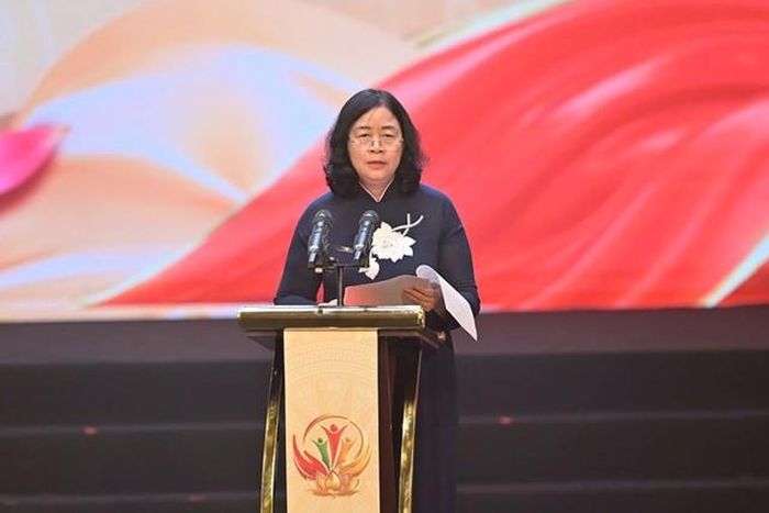 Bà Bùi Thị Minh Hoài - Ủy viên Bộ Chính trị, Bí thư Trung ương Đảng, Bí thư Đảng ủy Dân vận, Mặt trận và các đoàn thể Trung ương, Chủ tịch Ủy ban Trung ương MTTQ Việt Nam phát biểu tại chương trình (Ảnh: Quang Vinh).