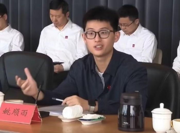 Diêu Thuận Vũ báo cáo về tình hình phát triển AI với Bí thư tỉnh ủy Hoàng Khôn Minh. Ảnh: GDTV.