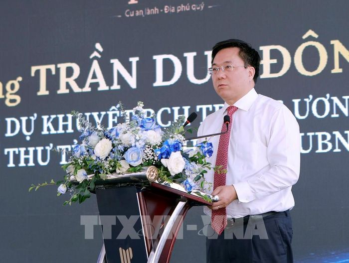 Chủ tịch Ủy ban nhân dân tỉnh Phú Thọ Trần Duy Đông phát biểu tại lễ khởi công Dự án Nhà ở xã hội phân khu Lộc Phát. Ảnh: Hoàng Hùng - TTXVN 