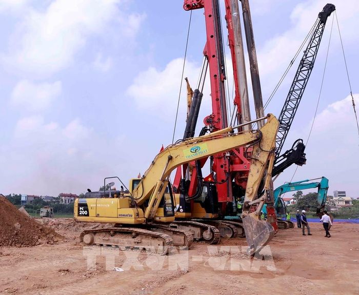 Máy móc được huy động triển khai thi công Dự án Nhà ở xã hội phân khu Lộc Phát tại phường Vĩnh Phúc, tỉnh Phú Thọ. Ảnh: Hoàng Hùng - TTXVN 
