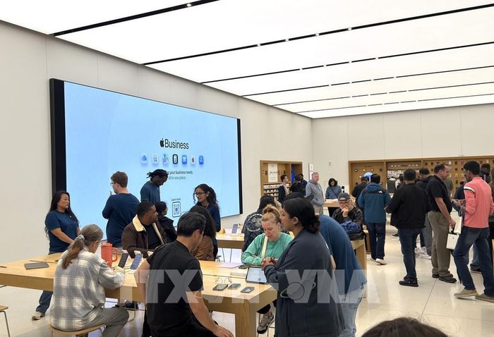 Khách hàng tìm hiểu các sản phẩm mới của Apple tại một cửa hàng ở Reston, khu đô thị thuộc hạt Fairfax, bang Virginia, Mỹ. Ảnh: Ngọc Quang – PV TTXVN tại Mỹ 