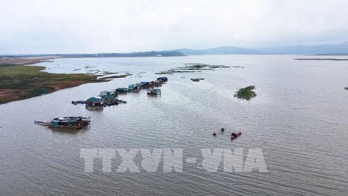 Mô hình nuôi cá lồng bè kết hợp quảng canh trên lòng hồ thủy lợi Ia Mơr, tỉnh Gia Lai. Ảnh: Hoài Nam - TTXVN 