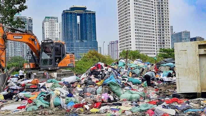 Quần áo cũ bị đổ bỏ ngổn ngang tại khu vực ngõ 252 Mỹ Đình, phường Từ Liêm (Hà Nội). Ảnh: Trung Nguyên - TTXVN.