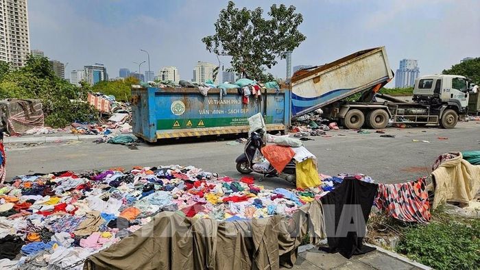 Công tác thu gom, vận chuyển quần áo cũ tại phường Từ Liêm (Hà Nội) được triển khai nhằm bảo đảm vệ sinh môi trường. Ảnh: Trung Nguyên - TTXVN.