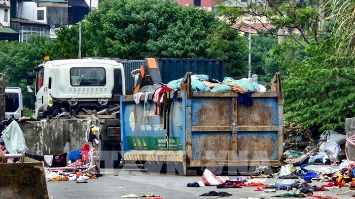 Quần áo cũ bị đổ bỏ ngổn ngang tại khu vực ngõ 252 Mỹ Đình, phường Từ Liêm (Hà Nội). Ảnh: Trung Nguyên - TTXVN.