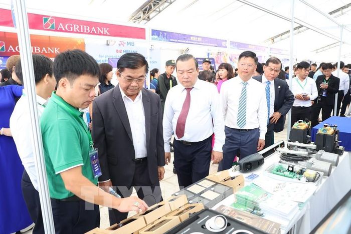 Lãnh đạo tỉnh tham quan gian hàng trưng bày tại Ngày hội Khoa học, Công nghệ, Đổi mới sáng tạo và Chuyển đổi số tỉnh Tây Ninh năm 2026. Ảnh: Thanh Tân - TTXVN(10/10), tạo động lực bứt phá cho phát triển kinh tế - xã hội địa phương trong giai đoạn mới. Ảnh: Thanh Tân - TTXVN