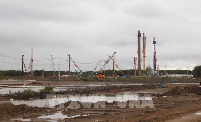 Tập trung trang thiết bị máy móc thi công tại công trường cao tốc Cái Nước - Đất Mũi. Ảnh: Tuấn Phi - TTXVN