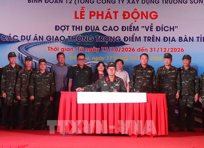 Các ban điều hành công trình ký kết giao ước thi đua. Ảnh: Tuấn Phi - TTXVN