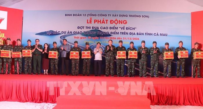 Đại diện Tỉnh ủy, Binh đoàn 12 tặng quà cho các ban điều hành, đơn vị thi công dự án. Ảnh: Tuấn Phi - TTXVN
