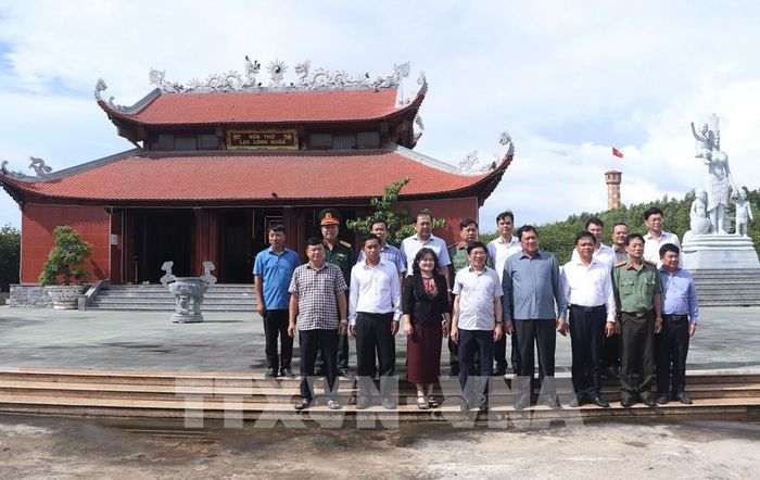 Đoàn công tác chụp ảnh lưu niệm tại Đền thờ Lạc Long Quân tại xã Đất Mũi. Ảnh: Tuấn Phi - TTXVN