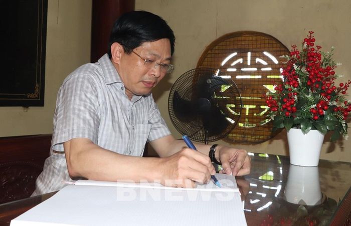 Ủy viên Trung ương Đảng, Phó Bí thư Thường trực Tỉnh ủy Cà Mau Đặng Văn Dũng ghi sổ lưu niệm tại Đền thờ Lạc Long Quân tại xã Đất Mũi. Ảnh: Tuấn Phi-TTXVN