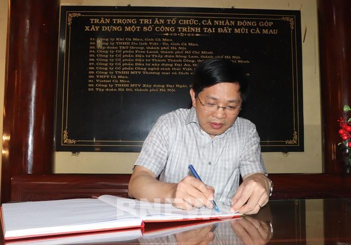 Ủy viên Trung ương Đảng, Phó Bí thư Thường trực Tỉnh ủy Cà Mau Đặng Văn Dũng ghi sổ lưu niệm tại Đền thờ Lạc Long Quân tại xã Đất Mũi. Ảnh: Tuấn Phi-TTXVN