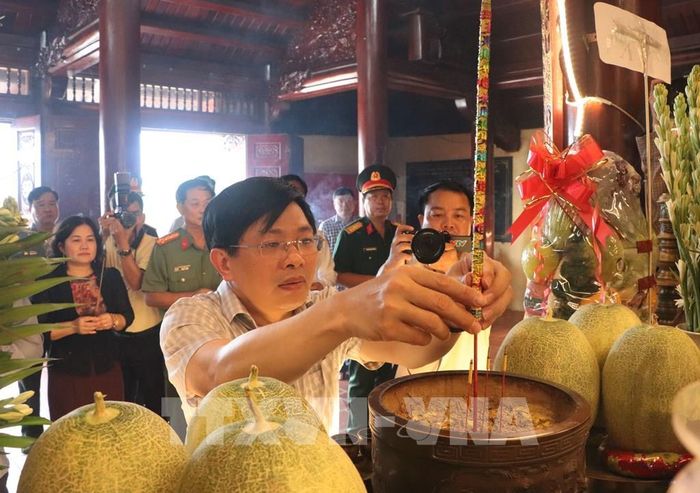 Ủy viên Ban chấp hành Trung ương Đảng, Phó Bí thư Thường trực Tỉnh ủy Cà Mau Đặng Văn Dũng dâng hương tại Đền thờ Lạc Long Quân tại xã Đất Mũi. Ảnh: Tuấn Phi - TTXVN