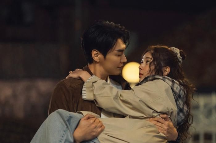 Màn kết hợp giữa Chae Soo Bin và Kim Young Kwang được khán giả chú ý nhờ những tình huống lãng mạn và hài hước.