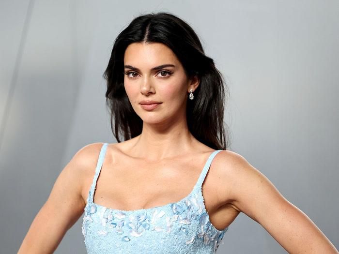 Kendall Jenner cho biết cô muốn một lần làm rõ những suy đoán kéo dài về mối quan hệ giữa mình và người bạn thân lâu năm.