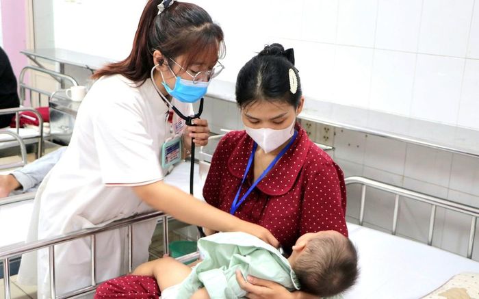 Bác sĩ thăm khám cho bệnh nhi