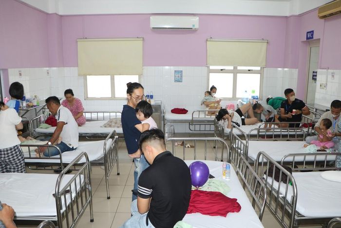 Số ca bệnh nhi tăng cao, nhiều khoa vượt công suất điều trị