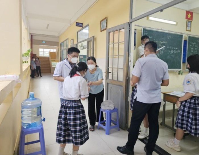 HCDC phối hợp Trạm Y tế xã Hiệp Phước và nhà trường triển khai điều tra dịch tễ, theo dõi người tiếp xúc, lấy mẫu xét nghiệm, hướng dẫn vệ sinh - khử khuẩn và các biện pháp dự phòng tại trường học.