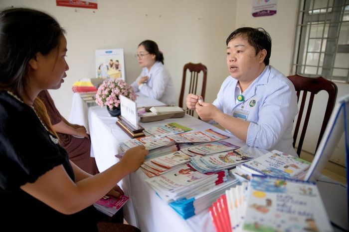 Nhân viên y tế tư vấn trực tiếp cho các thai phụ về dinh dưỡng, theo dõi thai kỳ, chăm sóc trẻ sơ sinh. Ảnh: Minh Tuấn