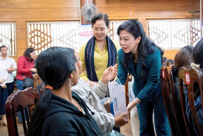 Phu nhân Ngô Phương Ly và Chủ tịch Hội LHPN Việt Nam Lê Thị Thủy tặng quà cho các phụ nữ mang thai tại Chương trình hỗ trợ "Phụ nữ mang thai có hoàn cảnh khó khăn" ở Gia Lai. Ảnh: Minh Tuấn