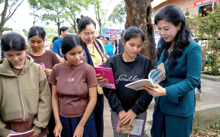 Bà Ngô Phương Ly (bìa phải), Phu nhân Tổng Bí thư, Chủ tịch nước Tô Lâm và bà Lê Thị Thủy (áo vàng), Ủy viên Ban TW Đảng, Phó Chủ tịch UBTW MTTQ Việt Nam, Chủ tịch Hội LHPN Việt Nam, thăm hỏi, động viên và trò chuyện với các thai phụ tại Chương trình hỗ trợ "Phụ nữ mang thai có hoàn cảnh khó khăn" ở xã Gào (tỉnh Gia Lai). Ảnh: Minh Tuấn