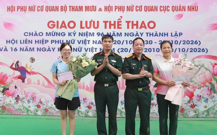 Thủ trưởng Phòng Chính trị Bộ Tham mưu và Cục Quân nhu tặng hoa cho Hội Phụ nữ của hai đơn vị thi đấu Pickleball và bóng chuyền hơi