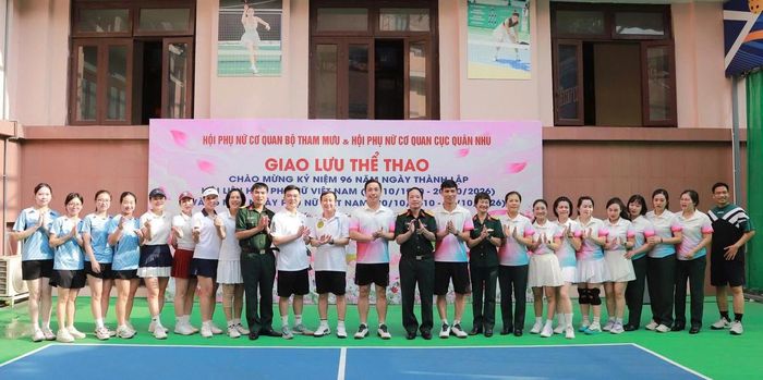 Thủ trưởng Phòng Chính trị Bộ Tham mưu và Cục Quân nhu cùng các vận động viên của 2 Hội Phụ nữ trước khi thi đấu.