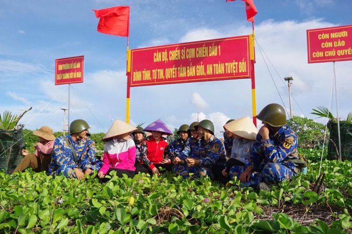Tổ phụ nữ trên các đảo luôn thường xuyên cùng cán bộ, chiến sĩ thực hiện các hoạt động bảo vệ môi trường biển, đảo.