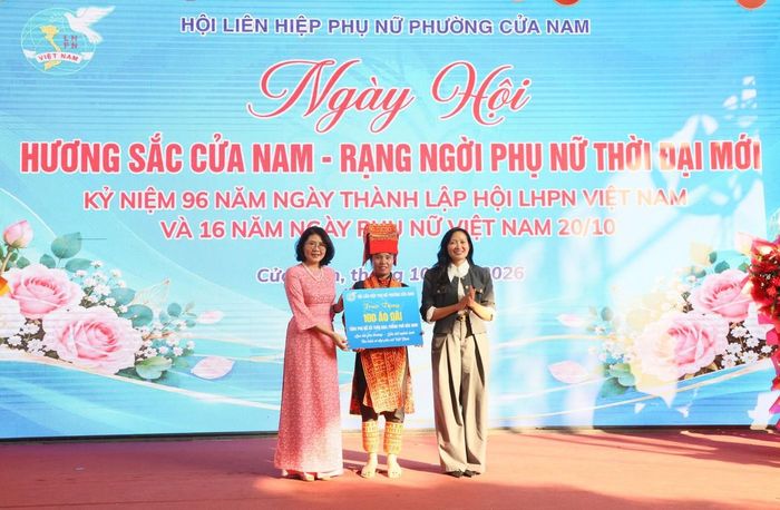 Phó Bí thư Thường trực Đảng ủy phường Cửa Nam Phạm Thị Thu Thủy gửi tặng 100 bộ áo dài tới Hội Liên hiệp Phụ nữ xã Tuấn Đạo, thành phố Bắc Ninh