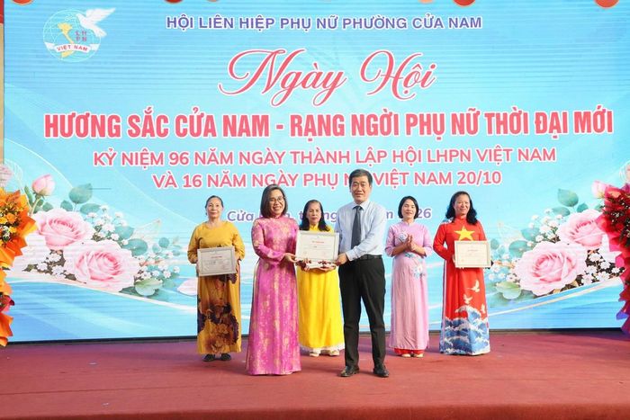 Chủ tịch UBND phường Cửa Nam Nguyễn Quốc Hoàn trao giải cuộc thi cắm hoa “Sắc hoa tháng Mười - Tự hào người phụ nữ Cửa Nam”