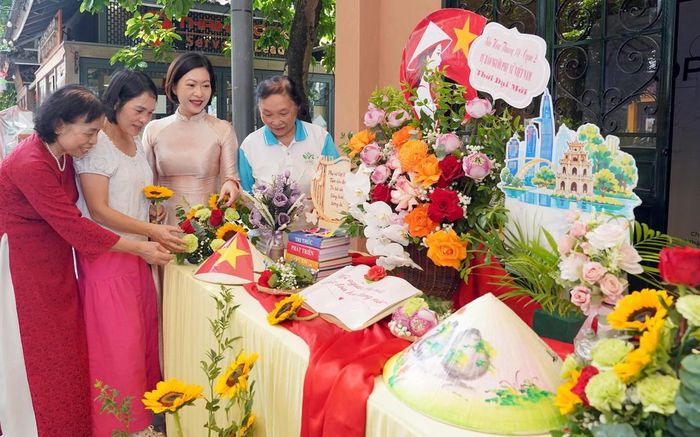 Các hội viên phụ nữ sôi nổi với phần thi cắm hoa