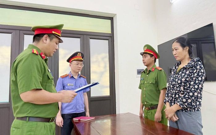 Cơ quan Cảnh sát điều tra tống đạt các Quyết định đối với Bùi Thị Hiền. Ảnh: CACC
