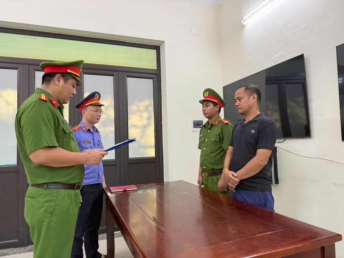 Cơ quan Cảnh sát điều tra tống đạt các Quyết định đối với Chu Văn Đoàn. Ảnh: CACC