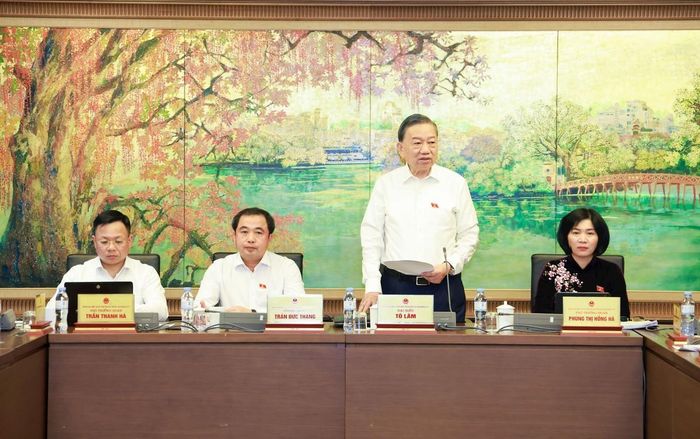 Sáng 17/10, thảo luận tại tổ về dự án Luật sửa đổi, bổ sung một số điều của Luật Đo lường và dự án Luật Bưu chính (sửa đổi), Tổng Bí thư, Chủ tịch nước Tô Lâm yêu cầu các quy định mới phải xuất phát từ thực tiễn, bảo vệ quyền lợi người dân và giảm chi phí cho nền kinh tế. Ảnh: Văn Tuyến