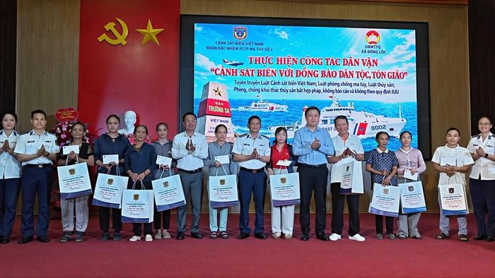 Chương trình trao tặng quà cho người dân tham dự