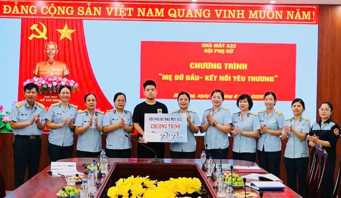 Hội Phụ nữ Nhà máy A32 nhận đỡ đầu cháu Hoàng Minh Huy, con của nhân viên trong đơn vị có hoàn cảnh đặc biệt, tiếp thêm động lực để cháu vươn lên trong học tập và cuộc sống.