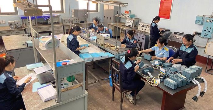 Nữ cán bộ, nhân viên phân xưởng đang hoàn thiện các sản phẩm thiết bị điện, bảng điện.