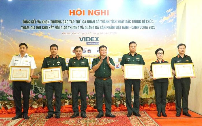 Thiếu tướng Nguyễn Đức Tăng, Ủy viên Thường vụ Đảng uỷ, Phó Chính uỷ Tổng cục Công nghiệp Quốc phòng,, Trưởng Ban tổ chức Hội chợ, trao Bằng khen tặng các tập thể có thành tích xuất sắc trong tổ chức và tham gia Hội chợ.