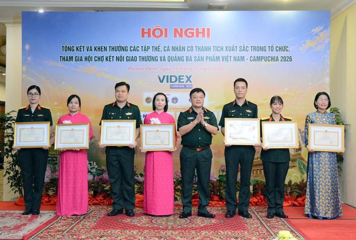 Thiếu tướng Nguyễn Đức Tăng, Phó Chính uỷ Tổng cục CNQP, Trưởng ban tổ chức Hội chợ, trao Bằng khen tặng các cá nhân có thành tích xuất sắc trong tổ chức và tham gia Hội chợ.