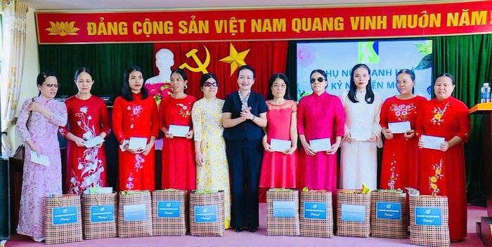 Bà Lương Thị Hạnh, Tỉnh ủy viên, Phó Chủ tịch Ủy ban MTTQ Việt Nam tỉnh, Chủ tịch Hội LHPN tỉnh Thanh Hóa và các phụ nữ khiếm thị