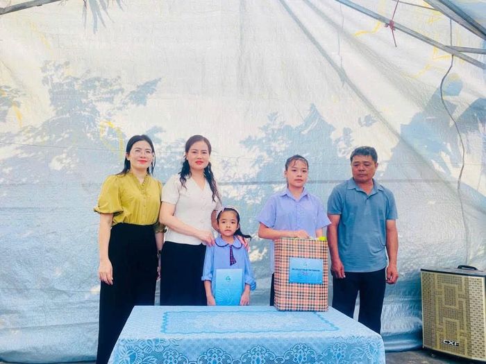 Tổng công ty Điện lực miền Bắc phối hợp với Hội LHPN tỉnh Thanh Hóa tổ chức chương trình an sinh xã hội, trao quà và động viên trẻ em mồ côi có hoàn cảnh đặc biệt khó khăn trên địa bàn phường Bỉm Sơn