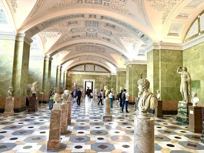 Nằm bên bờ sông Neva, Cung điện Mùa Đông (Hermitage) ở Saint Petersburg không chỉ là một công trình kiến trúc lừng lẫy, mà còn là biểu tượng văn hóa và lịch sử của nước Nga