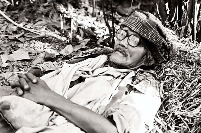 Bùi Giáng ngủ trưa ngon lành ngoài khuôn viên một ngôi chùa ở Sài Gòn. Ảnh: Lâm Ngọc Duy