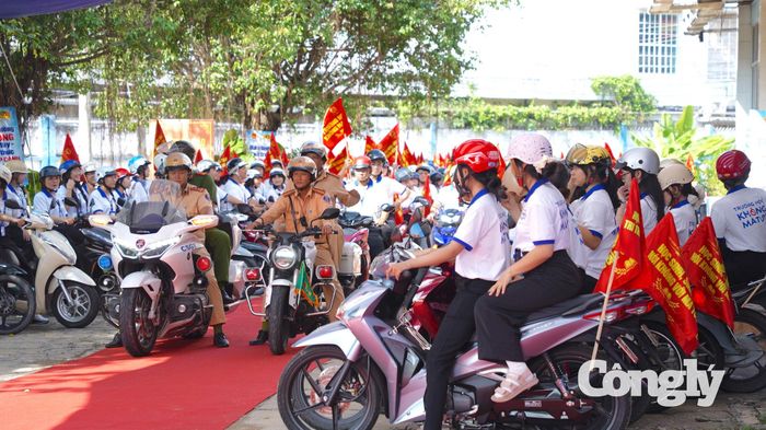 Các lực lượng ra quân diễu hành tại nhiều tuyến đường trên địa bàn tỉnh Tây Ninh tuyên truyền về việc không sử dụng ma túy trong trường học.